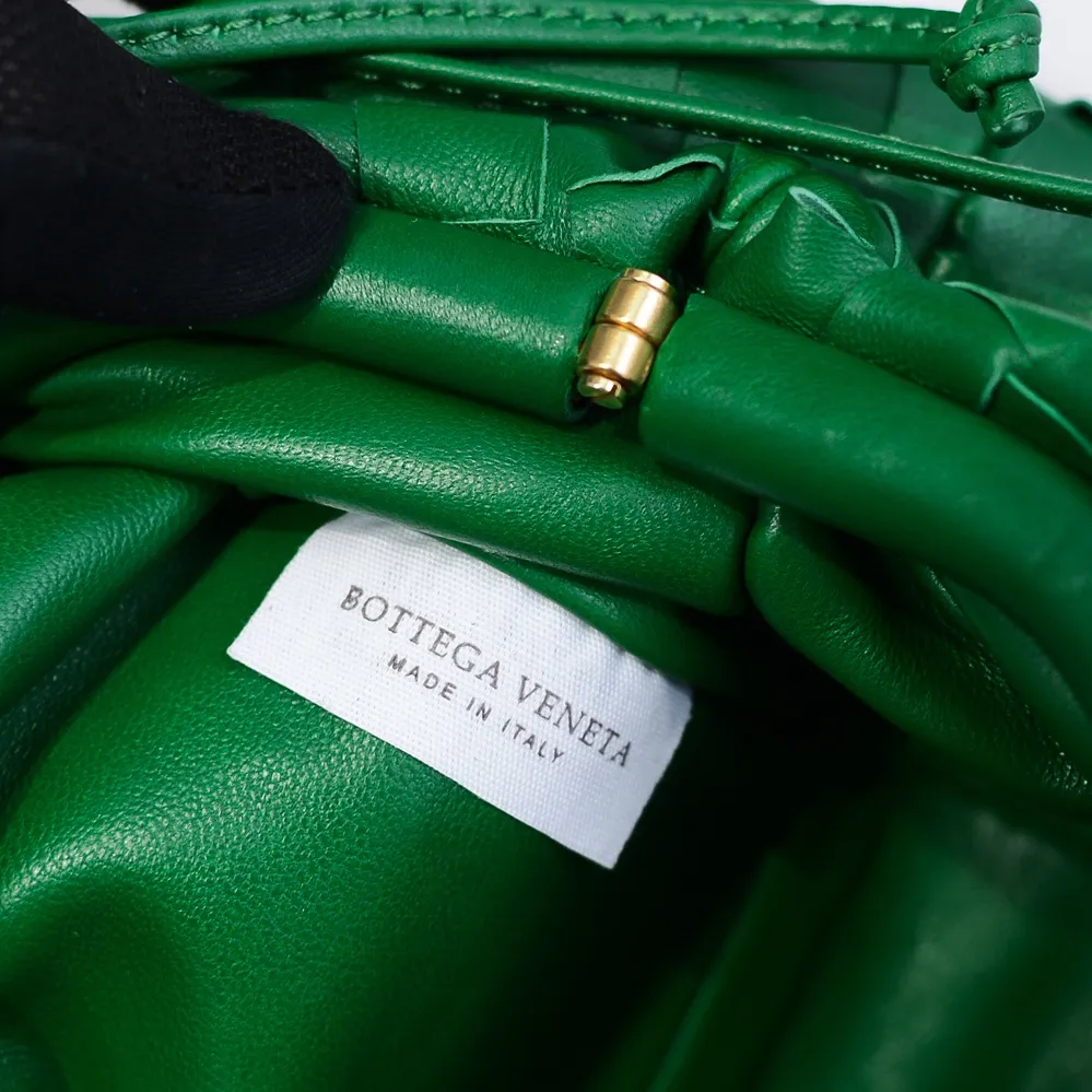 BV cloud bag is in stock, coarse weave, large plaid weave, the pouch cloud bag. Needless to say, this year's most popular bag is not without its reason. The minimalist and slightly wrinkled design is both advanced and a bit lazy. After the new designer came, he directly changed it to a large weave and became super young. It also has a touch of fashion. You must buy it. This year's must-have bag. Size: 22×12×7cm. Real shot ❤️